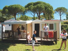 Camping Pas Cher vous présente avec son site Officiel campingpascher.fr, le Camping Montana Parc - Gassin - Golfe De St Tropez classé 4 étoiles, situé sur la commune de Gassin dans le département Var (Provence Alpes Côte D'azur) en France. Le camping Montana Parc - Gassin - Golfe De St Tropez, vous présente un hébergement de type bungalow de 28 m² avec climatisation. Le camping Montana Parc - Gassin - Golfe De St Tropez vous proposeun séjour PAS CHER avec une REMISEdu sam. 02 mai au sam. 09 mai 2026, en promotion à -30% pour 7 nuits à 379 € au lieu de 549,0 € soit une Économie de 170 €. Cette location propose 19 dates différentes pour réserver votre séjour. Découvrez également les 8 autres gammes d'hébergements du camping. Les Avis clients pour le Camping Montana Parc - Gassin - Golfe De St Tropez sont excellents avec une note moyenne de 8 sur 10. Piscine extérieure, Animations familiales, Club ados, Club enfants, Aire de jeux enfants, Canoë-kayak, Centre équestre, Court de tennis, Golf, Parcours sportif, Ping-pong, Plongée, Pétanque, Randonnée, Terrain multisports, Bar, Dépôt de pain, Plats à emporter, Restaurant, Snack/Bar, Épicerie,... En savoir plus : cliquez-ICI.