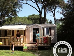 Camping Pas Cher vous présente avec son site Officiel campingpascher.fr, le Camping Montana Parc - Gassin - Golfe De St Tropez classé 4 étoiles, situé sur la commune de Gassin dans le département Var (Provence Alpes Côte D'azur) en France. Le camping Montana Parc - Gassin - Golfe De St Tropez, vous présente un hébergement de type mobil-home de 30 m² pour 8 personnes avec climatisation. Le camping Montana Parc - Gassin - Golfe De St Tropez vous proposeun séjour PAS CHER avec une REMISEdu sam. 04 avril au sam. 11 avril 2026, en promotion à -35% pour 7 nuits à 469 € au lieu de 721,54 € soit une Économie de 252,54 €. Cette location propose 18 dates différentes pour réserver votre séjour. Découvrez également les 8 autres gammes d'hébergements du camping. Les Avis clients pour le Camping Montana Parc - Gassin - Golfe De St Tropez sont excellents avec une note moyenne de 8 sur 10. Piscine extérieure, Animations familiales, Club ados, Club enfants, Aire de jeux enfants, Canoë-kayak, Centre équestre, Court de tennis, Golf, Parcours sportif, Ping-pong, Plongée, Pétanque, Randonnée, Terrain multisports, Bar, Dépôt de pain, Plats à emporter, Restaurant, Snack/Bar, Épicerie,... En savoir plus : cliquez-ICI.