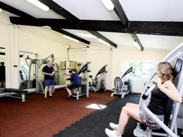 Camping Pas Cher vous présente avec son site Officiel campingpascher.fr, le Camping Montana Parc - Gassin - Golfe De St Tropez classé 4 étoiles, situé sur la commune de Gassin dans le département Var (Provence Alpes Côte D'azur) en France. Le camping Montana Parc - Gassin - Golfe De St Tropez vous propose un hébergement de type bungalow de 30 m² pour 8 personnes. L'établissement vous propose 8 autres types d'hébergements. Découvrez tous nos séjours à petits prix dans la commune et aux alentours de Gassin du département : Var (Provence Alpes Côte D'azur). Les Avis clients pour le Camping Montana Parc - Gassin - Golfe De St Tropez sont excellents avec une note moyenne de 8 sur 10. Piscine extérieure, Animations familiales, Club ados, Club enfants, Aire de jeux enfants, Canoë-kayak, Centre équestre, Court de tennis, Golf, Parcours sportif, Ping-pong, Plongée, Pétanque, Randonnée, Terrain multisports, Bar, Dépôt de pain, Plats à emporter, Restaurant, Snack/Bar, Épicerie,... En savoir plus : cliquez-ICI.