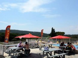 Camping Pas Cher vous présente avec son site Officiel campingpascher.fr, le Camping Montana Parc - Gassin - Golfe De St Tropez classé 4 étoiles, situé sur la commune de Gassin dans le département Var (Provence Alpes Côte D'azur) en France. Le camping Montana Parc - Gassin - Golfe De St Tropez vous propose un hébergement de type bungalow de 28 m² pour 6 personnes avec climatisation. L'établissement vous propose 8 autres types d'hébergements. Découvrez tous nos séjours à petits prix dans la commune et aux alentours de Gassin du département : Var (Provence Alpes Côte D'azur). Les Avis clients pour le Camping Montana Parc - Gassin - Golfe De St Tropez sont excellents avec une note moyenne de 8 sur 10. Piscine extérieure, Animations familiales, Club ados, Club enfants, Aire de jeux enfants, Canoë-kayak, Centre équestre, Court de tennis, Golf, Parcours sportif, Ping-pong, Plongée, Pétanque, Randonnée, Terrain multisports, Bar, Dépôt de pain, Plats à emporter, Restaurant, Snack/Bar, Épicerie,... En savoir plus : cliquez-ICI.