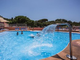 Camping Pas Cher vous présente avec son site Officiel campingpascher.fr, le Camping Montana Parc - Gassin - Golfe De St Tropez classé 4 étoiles, situé sur la commune de Gassin dans le département Var (Provence Alpes Côte D'azur) en France. Le camping Montana Parc - Gassin - Golfe De St Tropez vous propose un hébergement de type bungalow de 28 m² pour 6 personnes avec climatisation. L'établissement vous propose 6 autres types d'hébergements. Découvrez tous nos séjours à petits prix dans la commune et aux alentours de Gassin du département : Var (Provence Alpes Côte D'azur). Les Avis clients pour le Camping Montana Parc - Gassin - Golfe De St Tropez sont excellents avec une note moyenne de 8 sur 10. Piscine extérieure, Animations familiales, Club ados, Club enfants, Aire de jeux enfants, Canoë-kayak, Centre équestre, Court de tennis, Golf, Parcours sportif, Ping-pong, Plongée, Pétanque, Randonnée, Terrain multisports, Bar, Dépôt de pain, Plats à emporter, Snack/Bar, Épicerie,... En savoir plus : cliquez-ICI.