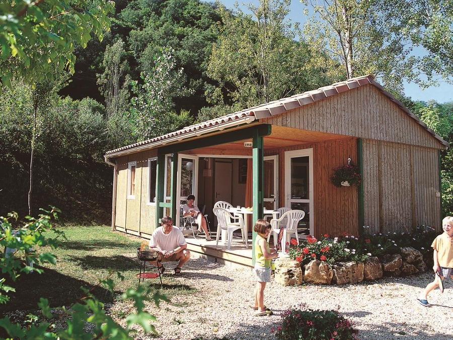 Camping Pas Cher vous présente avec son site Officiel campingpascher.fr, le Camping Les Bö-Bains classé 4 étoiles, situé sur la commune de Badefols Sur Dordogne dans le département Dordogne (Aquitaine) en France. Le camping Les Bö-Bains, vous présente un hébergement de type chalet de 45 m² avec climatisation. Le camping Les Bö-Bains vous propose du jeudi 16 juillet au jeudi 23 juillet 2026 avec une PROMO de DERNIÈRE MINUTE, en promotion à -29% pour 7 nuits à 754,50 € au lieu de 1067,0 € soit une Économie de 312,50 €. Cette location propose 30 dates différentes pour réserver votre séjour. Découvrez également les 15 autres gammes d'hébergements du camping. Les Avis clients pour le Camping Les Bö-Bains sont excellents avec une note moyenne de 8 sur 10. Piscine extérieure, Animations familiales, Club enfants, Aire de jeux enfants, Baby-foot, Canoë-kayak, Centre équestre, Court de tennis, Golf, Parcours sportif, Piscine, Pétanque, Terrain de basketball, Terrain de football, Terrain de volley-ball, Trampoline, Bar, Dépôt de pain, Plats à emporter, Snack/Bar, Supermarché, Épicerie,... En savoir plus : cliquez-ICI.