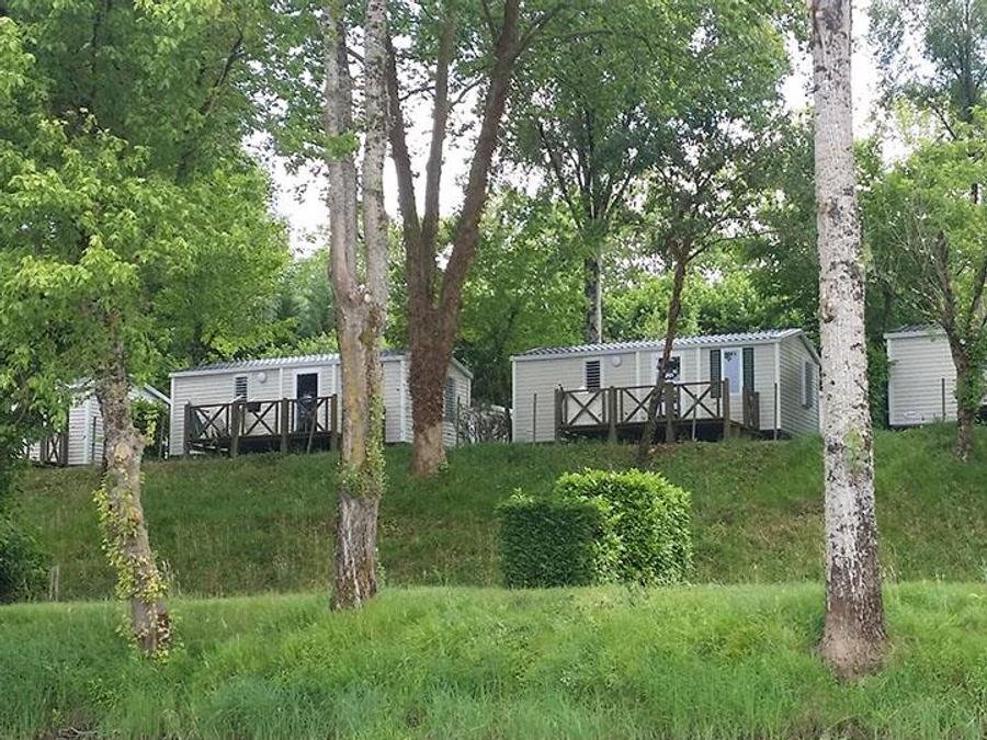 Camping Pas Cher vous présente avec son site Officiel campingpascher.fr, le Camping Les Bö-Bains classé 4 étoiles, situé sur la commune de Badefols Sur Dordogne dans le département Dordogne (Aquitaine) en France. Le camping Les Bö-Bains vous propose un hébergement de type mobil-home de 29 m² pour 5 personnes avec climatisation. L'établissement vous propose 32 autres types d'hébergements. Découvrez tous nos séjours à petits prix dans la commune et aux alentours de Badefols Sur Dordogne du département : Dordogne (Aquitaine). Les Avis clients pour le Camping Les Bö-Bains sont excellents avec une note moyenne de 8 sur 10. Piscine extérieure, Animations familiales, Club enfants, Aire de jeux enfants, Baby-foot, Canoë-kayak, Centre équestre, Court de tennis, Golf, Parcours sportif, Piscine, Pétanque, Terrain de basketball, Terrain de football, Terrain de volley-ball, Trampoline, Bar, Dépôt de pain, Plats à emporter, Snack/Bar, Supermarché, Épicerie,... En savoir plus : cliquez-ICI.