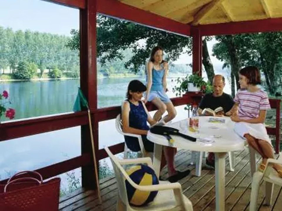 Camping Pas Cher vous présente avec son site Officiel campingpascher.fr, le Camping Les Bö-Bains classé 4 étoiles, situé sur la commune de Badefols Sur Dordogne dans le département Dordogne (Aquitaine) en France. Le camping Les Bö-Bains, vous présente un hébergement de type chalet de 27 m² pour 1 personne avec climatisation. Le camping Les Bö-Bains vous proposeun séjour PAS CHER avec une REMISEdu sam. 11 juillet au sam. 18 juillet 2026, en promotion à -65% pour 7 nuits à 349 € au lieu de 998,82 € soit une Économie de 649,82 €. Cette location propose 23 dates différentes pour réserver votre séjour. Découvrez également les 18 autres gammes d'hébergements du camping. Les Avis clients pour le Camping Les Bö-Bains sont excellents avec une note moyenne de 8 sur 10. Piscine extérieure, Animations familiales, Club enfants, Aire de jeux enfants, Baby-foot, Canoë-kayak, Centre équestre, Court de tennis, Golf, Parcours sportif, Piscine, Pétanque, Terrain de basketball, Terrain de football, Terrain de volley-ball, Trampoline, Bar, Dépôt de pain, Plats à emporter, Snack/Bar, Supermarché, Épicerie,... En savoir plus : cliquez-ICI.