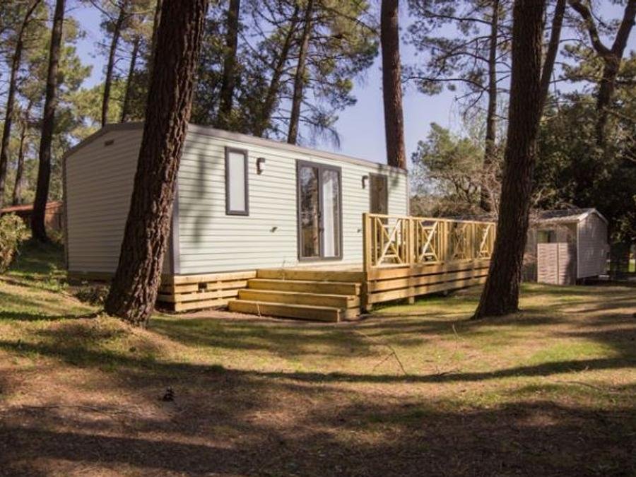 Camping Pas Cher vous présente avec son site Officiel campingpascher.fr, le Camping La Sousta classé 4 étoiles, situé sur la commune de Remoulins dans le département Gard (Languedoc Roussillon) en France. Le camping La Sousta vous propose un hébergement de type mobil-home de 30 m² pour 3 personnes avec climatisation (télévision). L'établissement vous propose 5 autres types d'hébergements. Découvrez tous nos séjours à petits prix dans la commune et aux alentours de Remoulins du département : Gard (Languedoc Roussillon). Les Avis clients pour le Camping La Sousta sont excellents avec une note moyenne de 8 sur 10. Rivière, Piscine extérieure, Animations familiales, Club enfants, Aire de jeux enfants, Canoë-kayak, Centre équestre, Court de tennis, Cyclisme, Paddle, Parcours sportif, Ping-pong, Pétanque, Randonnée, Structure gonflable enfants, Terrain de badminton, Terrain de basketball, Terrain de football, Terrain de volley-ball, Bar, Bureau de tabac, Créperie, Dépôt de pain, Pizzeria, Plats à emporter, Restaurant, Snack/Bar, Station-service, Supermarché, Épicerie,... En savoir plus : cliquez-ICI.