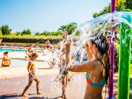 Camping Pas Cher vous présente avec son site Officiel campingpascher.fr, le Camping La Sousta classé 4 étoiles, situé sur la commune de Remoulins dans le département Gard (Languedoc Roussillon) en France. Le camping La Sousta vous propose un hébergement de type mobil-home de 30 m² pour 3 personnes avec climatisation (télévision). L'établissement vous propose 5 autres types d'hébergements. Découvrez tous nos séjours à petits prix dans la commune et aux alentours de Remoulins du département : Gard (Languedoc Roussillon). Les Avis clients pour le Camping La Sousta sont excellents avec une note moyenne de 8 sur 10. Rivière, Piscine extérieure, Animations familiales, Club enfants, Aire de jeux enfants, Canoë-kayak, Centre équestre, Court de tennis, Cyclisme, Paddle, Parcours sportif, Ping-pong, Pétanque, Randonnée, Structure gonflable enfants, Terrain de badminton, Terrain de basketball, Terrain de football, Terrain de volley-ball, Bar, Bureau de tabac, Créperie, Dépôt de pain, Pizzeria, Plats à emporter, Restaurant, Snack/Bar, Station-service, Supermarché, Épicerie,... En savoir plus : cliquez-ICI.