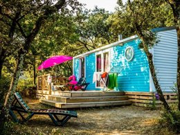 Camping Pas Cher vous présente avec son site Officiel campingpascher.fr, le Camping La Sousta classé 4 étoiles, situé sur la commune de Remoulins dans le département Gard (Languedoc Roussillon) en France. Le camping La Sousta, vous présente un hébergement de type mobil-home de 28 m² pour 4 personnes avec climatisation et télévision. Le camping La Sousta vous propose du lundi 30 mars au lundi 06 avril 2026 pour 7 nuits à 426€. Cette location propose 98 dates différentes pour réserver votre séjour. Découvrez également les 4 autres gammes d'hébergements du camping. Les Avis clients pour le Camping La Sousta sont excellents avec une note moyenne de 8 sur 10. Rivière, Piscine extérieure, Animations familiales, Club enfants, Aire de jeux enfants, Canoë-kayak, Centre équestre, Court de tennis, Cyclisme, Paddle, Parcours sportif, Ping-pong, Pétanque, Randonnée, Structure gonflable enfants, Terrain de badminton, Terrain de basketball, Terrain de football, Terrain de volley-ball, Bar, Bureau de tabac, Créperie, Dépôt de pain, Pizzeria, Plats à emporter, Restaurant, Snack/Bar, Station-service, Supermarché, Épicerie,... En savoir plus : cliquez-ICI.