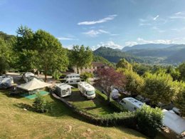 Camping Pas Cher vous présente avec son site Officiel campingpascher.fr, le Camping Parc De Palétès classé 3 étoiles, situé sur la commune de Saint Girons dans le département Ariège (Midi Pyrénées) en France. Le camping Parc De Palétès vous propose un hébergement de type chalet de 25 m² (télévision). L'établissement vous propose 4 autres types d'hébergements. Découvrez tous nos séjours à petits prix dans la commune et aux alentours de Saint Girons du département : Ariège (Midi Pyrénées). Les Avis clients pour le Camping Parc De Palétès sont excellents avec une note moyenne de 8 sur 10. Rivière, Piscine extérieure, Animations familiales, Baby-foot, Court de tennis, Cyclisme, Ping-pong, Pétanque, Randonnée, Dépôt de pain, Pizzeria, Plats à emporter, Restaurant, Snack/Bar,... En savoir plus : cliquez-ICI.