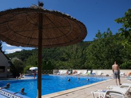 Camping Pas Cher vous présente avec son site Officiel campingpascher.fr, le Camping Au Soleil D'Oc classé 4 étoiles, situé sur la commune de Monceaux Sur Dordogne dans le département Corrèze (Limousin) en France. Le camping Au Soleil D'Oc vous propose un hébergement de type mobil-home. L'établissement vous propose 8 autres types d'hébergements. Découvrez tous nos séjours à petits prix dans la commune et aux alentours de Monceaux Sur Dordogne du département : Corrèze (Limousin). Les Avis clients pour le Camping Au Soleil D'Oc sont excellents avec une note moyenne de 8 sur 10. Rivière, Piscine couverte, Piscine extérieure, Animations familiales, Club ados, Club enfants, Aire de jeux enfants, Canoë-kayak, Centre équestre, Cyclisme, Paddle, Parcours sportif, Ping-pong, Pétanque, Randonnée, Structure gonflable enfants, Terrain de badminton, Terrain de football, Terrain multisports, Bar, Boulangerie, Plats à emporter, Snack/Bar, Supermarché,... En savoir plus : cliquez-ICI.