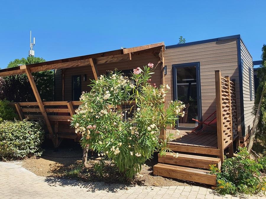 Camping Pas Cher vous présente avec son site Officiel campingpascher.fr, le Camping Le Mas Des Lavandes classé 4 étoiles, situé sur la commune de Serignan dans le département Hérault (Languedoc Roussillon) en France. Le camping Le Mas Des Lavandes, vous présente un hébergement de type mobil-home de 31 m² avec climatisation et télévision. Le camping Le Mas Des Lavandes vous propose du dimanche 20 septembre au dimanche 27 septembre 2026, en promotion à -14% pour 7 nuits à 450 € au lieu de 525,0 € soit une Économie de 75 €. Cette location propose 13 dates différentes pour réserver votre séjour. Découvrez également les 28 autres gammes d'hébergements du camping. Les Avis clients pour le Camping Le Mas Des Lavandes sont excellents avec une note moyenne de 8 sur 10. Parc aquatique, Piscine chauffée, Piscine extérieure, Animations familiales, Club ados, Club enfants, Aire de jeux enfants, Baby-foot, Canoë-kayak, Centre équestre, Court de tennis, Cyclisme, Golf, Jet-ski, Paddle, Ping-pong, Piscine, Planche à voile, Plongée, Pédalo, Pétanque, Randonnée, Ski nautique, Terrain de badminton, Terrain de beach-volley, Terrain multisports, Trampoline, kiteSurf, Bar, Dépôt de pain, Plats à emporter, Restaurant, Snack/Bar, Supermarché, Épicerie,... En savoir plus : cliquez-ICI.