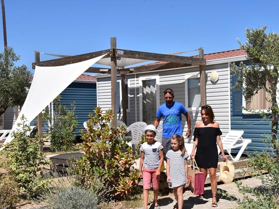Camping Pas Cher vous présente avec son site Officiel campingpascher.fr, le Camping Le Mas Des Lavandes classé 4 étoiles, situé sur la commune de Serignan dans le département Hérault (Languedoc Roussillon) en France. Le camping Le Mas Des Lavandes, vous présente un hébergement de type mobil-home de 29 m². Le camping Le Mas Des Lavandes vous propose du dimanche 20 septembre au dimanche 27 septembre 2026, en promotion à -14% pour 7 nuits à 300 € au lieu de 350,0 € soit une Économie de 50 €. Cette location propose 14 dates différentes pour réserver votre séjour. Découvrez également les 28 autres gammes d'hébergements du camping. Les Avis clients pour le Camping Le Mas Des Lavandes sont excellents avec une note moyenne de 8 sur 10. Parc aquatique, Piscine chauffée, Piscine extérieure, Animations familiales, Club ados, Club enfants, Aire de jeux enfants, Baby-foot, Canoë-kayak, Centre équestre, Court de tennis, Cyclisme, Golf, Jet-ski, Paddle, Ping-pong, Piscine, Planche à voile, Plongée, Pédalo, Pétanque, Randonnée, Ski nautique, Terrain de badminton, Terrain de beach-volley, Terrain multisports, Trampoline, kiteSurf, Bar, Dépôt de pain, Plats à emporter, Restaurant, Snack/Bar, Supermarché, Épicerie,... En savoir plus : cliquez-ICI.