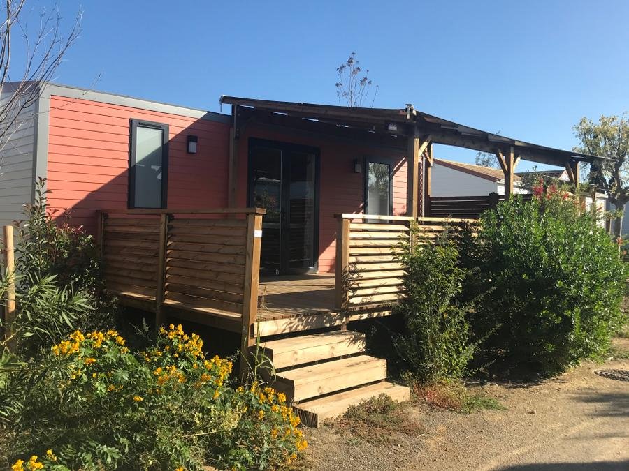 Camping Pas Cher vous présente avec son site Officiel campingpascher.fr, le Camping Le Mas Des Lavandes classé 4 étoiles, situé sur la commune de Serignan dans le département Hérault (Languedoc Roussillon) en France. Le camping Le Mas Des Lavandes, vous présente un hébergement de type mobil-home de 31 m² pour 6 personnes avec climatisation et télévision. Le camping Le Mas Des Lavandes vous propose du mercredi 23 septembre au mercredi 30 septembre 2026, en promotion à -14% pour 7 nuits à 390 € au lieu de 455,0 € soit une Économie de 65 €. Cette location propose 21 dates différentes pour réserver votre séjour. Découvrez également les 28 autres gammes d'hébergements du camping. Les Avis clients pour le Camping Le Mas Des Lavandes sont excellents avec une note moyenne de 8 sur 10. Parc aquatique, Piscine chauffée, Piscine extérieure, Animations familiales, Club ados, Club enfants, Aire de jeux enfants, Baby-foot, Canoë-kayak, Centre équestre, Court de tennis, Cyclisme, Golf, Jet-ski, Paddle, Ping-pong, Piscine, Planche à voile, Plongée, Pédalo, Pétanque, Randonnée, Ski nautique, Terrain de badminton, Terrain de beach-volley, Terrain multisports, Trampoline, kiteSurf, Bar, Dépôt de pain, Plats à emporter, Restaurant, Snack/Bar, Supermarché, Épicerie,... En savoir plus : cliquez-ICI.