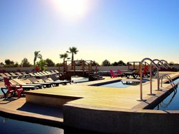 Camping Pas Cher vous présente avec son site Officiel campingpascher.fr, le Camping Le Mas Des Lavandes classé 4 étoiles, situé sur la commune de Serignan dans le département Hérault (Languedoc Roussillon) en France. Le camping Le Mas Des Lavandes, vous présente un hébergement de type mobil-home de 33 m² pour 6 personnes avec climatisation et télévision. Le camping Le Mas Des Lavandes vous propose du dimanche 05 avril au dimanche 12 avril 2026, en promotion à -14% pour 7 nuits à 450 € au lieu de 525,0 € soit une Économie de 75 €. Cette location propose 24 dates différentes pour réserver votre séjour. Découvrez également les 22 autres gammes d'hébergements du camping. Les Avis clients pour le Camping Le Mas Des Lavandes sont excellents avec une note moyenne de 8 sur 10. Parc aquatique, Piscine chauffée, Piscine extérieure, Animations familiales, Club ados, Club enfants, Aire de jeux enfants, Baby-foot, Canoë-kayak, Centre équestre, Court de tennis, Cyclisme, Golf, Jet-ski, Paddle, Ping-pong, Piscine, Planche à voile, Plongée, Pédalo, Pétanque, Randonnée, Ski nautique, Terrain de badminton, Terrain de beach-volley, Terrain multisports, Trampoline, kiteSurf, Bar, Dépôt de pain, Plats à emporter, Restaurant, Snack/Bar, Supermarché, Épicerie,... En savoir plus : cliquez-ICI.