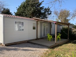 Camping Pas Cher vous présente avec son site Officiel campingpascher.fr, le Camping Le Mas Des Lavandes classé 4 étoiles, situé sur la commune de Serignan dans le département Hérault (Languedoc Roussillon) en France. Le camping Le Mas Des Lavandes, vous présente un hébergement de type mobil-home de 33 m² pour 6 personnes avec climatisation et télévision. Le camping Le Mas Des Lavandes vous propose du lundi 02 novembre au lundi 09 novembre 2026, en promotion à -14% pour 7 nuits à 390 € au lieu de 455,0 € soit une Économie de 65 €. Cette location propose 227 dates différentes pour réserver votre séjour. Découvrez également les 22 autres gammes d'hébergements du camping. Les Avis clients pour le Camping Le Mas Des Lavandes sont excellents avec une note moyenne de 8 sur 10. Parc aquatique, Piscine chauffée, Piscine extérieure, Animations familiales, Club ados, Club enfants, Aire de jeux enfants, Baby-foot, Canoë-kayak, Centre équestre, Court de tennis, Cyclisme, Golf, Jet-ski, Paddle, Ping-pong, Piscine, Planche à voile, Plongée, Pédalo, Pétanque, Randonnée, Ski nautique, Terrain de badminton, Terrain de beach-volley, Terrain multisports, Trampoline, kiteSurf, Bar, Dépôt de pain, Plats à emporter, Restaurant, Snack/Bar, Supermarché, Épicerie,... En savoir plus : cliquez-ICI.