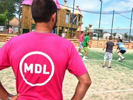 Camping Pas Cher vous présente avec son site Officiel campingpascher.fr, le Camping Le Mas Des Lavandes classé 4 étoiles, situé sur la commune de Serignan dans le département Hérault (Languedoc Roussillon) en France. Le camping Le Mas Des Lavandes, vous présente un hébergement de type mobil-home de 29 m² pour 6 personnes avec climatisation et télévision. Le camping Le Mas Des Lavandes vous propose du sam. 04 avril au sam. 11 avril 2026, en promotion à -14% pour 7 nuits à 360 € au lieu de 420,0 € soit une Économie de 60 €. Cette location propose 127 dates différentes pour réserver votre séjour. Découvrez également les 22 autres gammes d'hébergements du camping. Les Avis clients pour le Camping Le Mas Des Lavandes sont excellents avec une note moyenne de 8 sur 10. Parc aquatique, Piscine chauffée, Piscine extérieure, Animations familiales, Club ados, Club enfants, Aire de jeux enfants, Baby-foot, Canoë-kayak, Centre équestre, Court de tennis, Cyclisme, Golf, Jet-ski, Paddle, Ping-pong, Piscine, Planche à voile, Plongée, Pédalo, Pétanque, Randonnée, Ski nautique, Terrain de badminton, Terrain de beach-volley, Terrain multisports, Trampoline, kiteSurf, Bar, Dépôt de pain, Plats à emporter, Restaurant, Snack/Bar, Supermarché, Épicerie,... En savoir plus : cliquez-ICI.