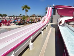 Camping Pas Cher vous présente avec son site Officiel campingpascher.fr, le Camping Le Mas Des Lavandes classé 4 étoiles, situé sur la commune de Serignan dans le département Hérault (Languedoc Roussillon) en France. Le camping Le Mas Des Lavandes, vous présente un hébergement de type mobil-home de 33 m² pour 6 personnes avec climatisation et télévision. Le camping Le Mas Des Lavandes vous propose du dimanche 05 avril au dimanche 12 avril 2026, en promotion à -14% pour 7 nuits à 420 € au lieu de 490,0 € soit une Économie de 70 €. Cette location propose 24 dates différentes pour réserver votre séjour. Découvrez également les 22 autres gammes d'hébergements du camping. Les Avis clients pour le Camping Le Mas Des Lavandes sont excellents avec une note moyenne de 8 sur 10. Parc aquatique, Piscine chauffée, Piscine extérieure, Animations familiales, Club ados, Club enfants, Aire de jeux enfants, Baby-foot, Canoë-kayak, Centre équestre, Court de tennis, Cyclisme, Golf, Jet-ski, Paddle, Ping-pong, Piscine, Planche à voile, Plongée, Pédalo, Pétanque, Randonnée, Ski nautique, Terrain de badminton, Terrain de beach-volley, Terrain multisports, Trampoline, kiteSurf, Bar, Dépôt de pain, Plats à emporter, Restaurant, Snack/Bar, Supermarché, Épicerie,... En savoir plus : cliquez-ICI.