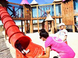 Camping Pas Cher vous présente avec son site Officiel campingpascher.fr, le Camping Le Mas Des Lavandes classé 4 étoiles, situé sur la commune de Serignan dans le département Hérault (Languedoc Roussillon) en France. Le camping Le Mas Des Lavandes, vous présente un hébergement de type mobil-home de 33 m² pour 6 personnes avec climatisation et télévision. Le camping Le Mas Des Lavandes vous propose du lundi 02 novembre au lundi 09 novembre 2026, en promotion à -14% pour 7 nuits à 390 € au lieu de 455,0 € soit une Économie de 65 €. Cette location propose 227 dates différentes pour réserver votre séjour. Découvrez également les 22 autres gammes d'hébergements du camping. Les Avis clients pour le Camping Le Mas Des Lavandes sont excellents avec une note moyenne de 8 sur 10. Parc aquatique, Piscine chauffée, Piscine extérieure, Animations familiales, Club ados, Club enfants, Aire de jeux enfants, Baby-foot, Canoë-kayak, Centre équestre, Court de tennis, Cyclisme, Golf, Jet-ski, Paddle, Ping-pong, Piscine, Planche à voile, Plongée, Pédalo, Pétanque, Randonnée, Ski nautique, Terrain de badminton, Terrain de beach-volley, Terrain multisports, Trampoline, kiteSurf, Bar, Dépôt de pain, Plats à emporter, Restaurant, Snack/Bar, Supermarché, Épicerie,... En savoir plus : cliquez-ICI.