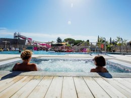 Camping Pas Cher vous présente avec son site Officiel campingpascher.fr, le Camping Le Mas Des Lavandes classé 4 étoiles, situé sur la commune de Serignan dans le département Hérault (Languedoc Roussillon) en France. Le camping Le Mas Des Lavandes, vous présente un hébergement de type mobil-home de 33 m² pour 6 personnes avec climatisation et télévision. Le camping Le Mas Des Lavandes vous propose du dimanche 05 avril au dimanche 12 avril 2026, en promotion à -14% pour 7 nuits à 540 € au lieu de 630,0 € soit une Économie de 90 €. Cette location propose 23 dates différentes pour réserver votre séjour. Découvrez également les 22 autres gammes d'hébergements du camping. Les Avis clients pour le Camping Le Mas Des Lavandes sont excellents avec une note moyenne de 8 sur 10. Parc aquatique, Piscine chauffée, Piscine extérieure, Animations familiales, Club ados, Club enfants, Aire de jeux enfants, Baby-foot, Canoë-kayak, Centre équestre, Court de tennis, Cyclisme, Golf, Jet-ski, Paddle, Ping-pong, Piscine, Planche à voile, Plongée, Pédalo, Pétanque, Randonnée, Ski nautique, Terrain de badminton, Terrain de beach-volley, Terrain multisports, Trampoline, kiteSurf, Bar, Dépôt de pain, Plats à emporter, Restaurant, Snack/Bar, Supermarché, Épicerie,... En savoir plus : cliquez-ICI.