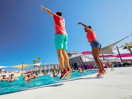 Camping Pas Cher vous présente avec son site Officiel campingpascher.fr, le Camping Le Mas Des Lavandes classé 4 étoiles, situé sur la commune de Serignan dans le département Hérault (Languedoc Roussillon) en France. Le camping Le Mas Des Lavandes, vous présente un hébergement de type mobil-home de 33 m² pour 6 personnes avec climatisation et télévision. Le camping Le Mas Des Lavandes vous propose du sam. 04 avril au sam. 11 avril 2026, en promotion à -14% pour 7 nuits à 540 € au lieu de 630,0 € soit une Économie de 90 €. Cette location propose 125 dates différentes pour réserver votre séjour. Découvrez également les 22 autres gammes d'hébergements du camping. Les Avis clients pour le Camping Le Mas Des Lavandes sont excellents avec une note moyenne de 8 sur 10. Parc aquatique, Piscine chauffée, Piscine extérieure, Animations familiales, Club ados, Club enfants, Aire de jeux enfants, Baby-foot, Canoë-kayak, Centre équestre, Court de tennis, Cyclisme, Golf, Jet-ski, Paddle, Ping-pong, Piscine, Planche à voile, Plongée, Pédalo, Pétanque, Randonnée, Ski nautique, Terrain de badminton, Terrain de beach-volley, Terrain multisports, Trampoline, kiteSurf, Bar, Dépôt de pain, Plats à emporter, Restaurant, Snack/Bar, Supermarché, Épicerie,... En savoir plus : cliquez-ICI.