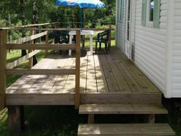 Camping Pas Cher vous présente avec son site Officiel campingpascher.fr, le Camping La Ripole classé 3 étoiles, situé sur la commune de Abjat Sur Bandiat dans le département Dordogne (Aquitaine) en France. Le camping La Ripole vous propose un hébergement de type mobil-home de 27 m². L'établissement vous propose 6 autres types d'hébergements. Découvrez tous nos séjours à petits prix dans la commune et aux alentours de Abjat Sur Bandiat du département : Dordogne (Aquitaine). Les Avis clients pour le Camping La Ripole sont excellents avec une note moyenne de 8 sur 10. LacÉtang, Piscine extérieure, Animation enfants, Animations familiales, Aire de jeux enfants, Baby-foot, Canoë-kayak, Centre équestre, Court de tennis, Cyclisme, Golf, Ping-pong, Piscine, Pétanque, Randonnée, Terrain de volley-ball, Bar, Plats à emporter, Snack/Bar,... En savoir plus : cliquez-ICI.