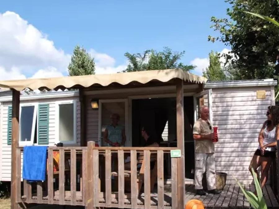 Camping Pas Cher vous présente avec son site Officiel campingpascher.fr, le Camping Tikayan La Vallée Du Paradis classé 4 étoiles, situé sur la commune de Agay dans le département Var (Provence Alpes Côte D'azur) en France. Le camping Tikayan La Vallée Du Paradis, vous présente un hébergement de type mobil-home de 28 m² pour 6 personnes avec climatisation et télévision. Le camping Tikayan La Vallée Du Paradis vous proposeun séjour PAS CHER avec une REMISEdu jeudi 18 juin au jeudi 25 juin 2026, en promotion à -34% pour 7 nuits à 349 € au lieu de 528,79 € soit une Économie de 179,79 €. Cette location propose 90 dates différentes pour réserver votre séjour. Découvrez également les 11 autres gammes d'hébergements du camping. Les Avis clients pour le Camping Tikayan La Vallée Du Paradis sont de 7 sur 10. Piscine extérieure, Animations familiales, Club enfants, Aire de jeux enfants, Baby-foot, Canoë-kayak, Centre équestre, Court de tennis, Golf, Ping-pong, Pétanque, Salle de fitness, Bar, Dépôt de pain, Pizzeria, Plats à emporter, Snack/Bar, Épicerie,... En savoir plus : cliquez-ICI.