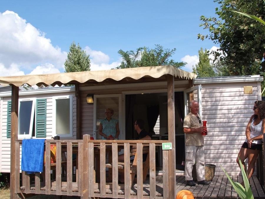 Camping Pas Cher vous présente avec son site Officiel campingpascher.fr, le Camping Tikayan La Vallée Du Paradis classé 4 étoiles, situé sur la commune de Agay dans le département Var (Provence Alpes Côte D'azur) en France. Le camping Tikayan La Vallée Du Paradis, vous présente un hébergement de type mobil-home de 29 m² avec climatisation et télévision. Le camping Tikayan La Vallée Du Paradis vous proposeun séjour PAS CHER avec une REMISEdu sam. 04 juillet au sam. 11 juillet 2026, en promotion à -35% pour 7 nuits à 900,90 € au lieu de 1386,0 € soit une Économie de 485,10 €. Cette location propose 82 dates différentes pour réserver votre séjour. Découvrez également les 12 autres gammes d'hébergements du camping. Les Avis clients pour le Camping Tikayan La Vallée Du Paradis sont de 7 sur 10. Piscine extérieure, Animations familiales, Club enfants, Aire de jeux enfants, Baby-foot, Canoë-kayak, Centre équestre, Court de tennis, Golf, Ping-pong, Pétanque, Salle de fitness, Bar, Dépôt de pain, Pizzeria, Plats à emporter, Snack/Bar, Épicerie,... En savoir plus : cliquez-ICI.