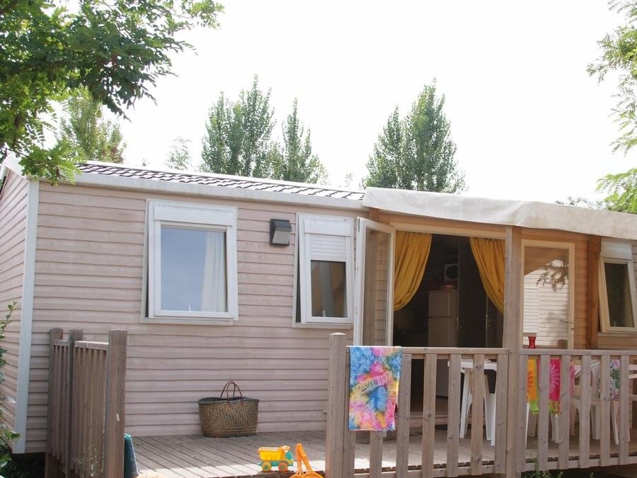Camping Pas Cher vous présente avec son site Officiel campingpascher.fr, le Camping Tikayan La Vallée Du Paradis classé 4 étoiles, situé sur la commune de Agay dans le département Var (Provence Alpes Côte D'azur) en France. Le camping Tikayan La Vallée Du Paradis, vous présente un hébergement de type mobil-home de 32 m² pour 6 personnes avec climatisation et télévision. Le camping Tikayan La Vallée Du Paradis vous proposeun séjour PAS CHER avec une REMISEdu vendredi 19 juin au vendredi 26 juin 2026, en promotion à -30% pour 7 nuits à 634,90 € au lieu de 907,0 € soit une Économie de 272,10 €. Cette location propose 51 dates différentes pour réserver votre séjour. Découvrez également les 12 autres gammes d'hébergements du camping. Les Avis clients pour le Camping Tikayan La Vallée Du Paradis sont de 7 sur 10. Piscine extérieure, Animations familiales, Club enfants, Aire de jeux enfants, Baby-foot, Canoë-kayak, Centre équestre, Court de tennis, Golf, Ping-pong, Pétanque, Salle de fitness, Bar, Dépôt de pain, Pizzeria, Plats à emporter, Snack/Bar, Épicerie,... En savoir plus : cliquez-ICI.