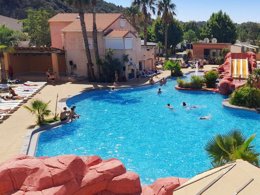 Camping Pas Cher vous présente avec son site Officiel campingpascher.fr, le Camping Tikayan La Vallée Du Paradis classé 4 étoiles, situé sur la commune de Agay dans le département Var (Provence Alpes Côte D'azur) en France. Le camping Tikayan La Vallée Du Paradis vous propose un hébergement de type mobil-home de 34 m² avec climatisation (télévision). L'établissement vous propose 11 autres types d'hébergements. Découvrez tous nos séjours à petits prix dans la commune et aux alentours de Agay du département : Var (Provence Alpes Côte D'azur). Les Avis clients pour le Camping Tikayan La Vallée Du Paradis sont de 7 sur 10. Piscine extérieure, Animations familiales, Club enfants, Aire de jeux enfants, Baby-foot, Canoë-kayak, Centre équestre, Court de tennis, Golf, Ping-pong, Pétanque, Salle de fitness, Bar, Dépôt de pain, Pizzeria, Plats à emporter, Snack/Bar, Épicerie,... En savoir plus : cliquez-ICI.