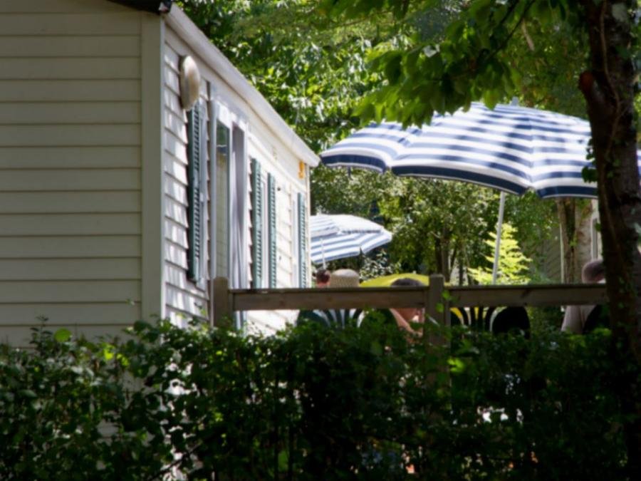 Camping Pas Cher vous présente avec son site Officiel campingpascher.fr, le Camping Le Pressoir classé 4 étoiles, situé sur la commune de Petit Palais Et Cornemps dans le département Gironde (Aquitaine) en France. Le camping Le Pressoir vous propose un hébergement de type mobil-home de 32 m². L'établissement vous propose 6 autres types d'hébergements. Découvrez tous nos séjours à petits prix dans la commune et aux alentours de Petit Palais Et Cornemps du département : Gironde (Aquitaine). Les Avis clients pour le Camping Le Pressoir sont de 7 sur 10. Piscine chauffée, Piscine extérieure, Animations familiales, Club enfants, Aire de jeux enfants, Centre équestre, Court de tennis, Golf, Ping-pong, Pétanque, Structure gonflable enfants, Terrain de volley-ball, Terrain multisports, Tir à l’arc, Trampoline, Bar, Dépôt de pain, Plats à emporter, Épicerie,... En savoir plus : cliquez-ICI.