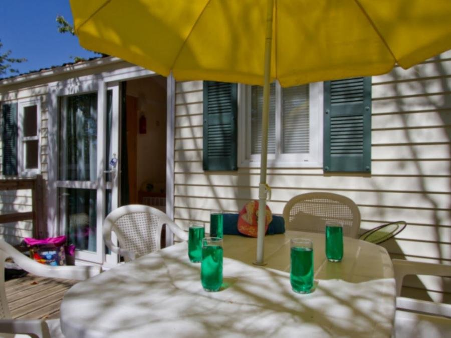 Camping Pas Cher vous présente avec son site Officiel campingpascher.fr, le Camping Le Pressoir classé 4 étoiles, situé sur la commune de Petit Palais Et Cornemps dans le département Gironde (Aquitaine) en France. Le camping Le Pressoir vous propose un hébergement de type mobil-home de 27 m². L'établissement vous propose 6 autres types d'hébergements. Découvrez tous nos séjours à petits prix dans la commune et aux alentours de Petit Palais Et Cornemps du département : Gironde (Aquitaine). Les Avis clients pour le Camping Le Pressoir sont de 7 sur 10. Piscine chauffée, Piscine extérieure, Animations familiales, Club enfants, Aire de jeux enfants, Centre équestre, Court de tennis, Golf, Ping-pong, Pétanque, Structure gonflable enfants, Terrain de volley-ball, Terrain multisports, Tir à l’arc, Trampoline, Bar, Dépôt de pain, Plats à emporter, Épicerie,... En savoir plus : cliquez-ICI.