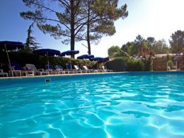 Camping Pas Cher vous présente avec son site Officiel campingpascher.fr, le Camping Le Pressoir classé 4 étoiles, situé sur la commune de Petit Palais Et Cornemps dans le département Gironde (Aquitaine) en France. Le camping Le Pressoir vous propose un hébergement de type mobil-home de 32 m². L'établissement vous propose 6 autres types d'hébergements. Découvrez tous nos séjours à petits prix dans la commune et aux alentours de Petit Palais Et Cornemps du département : Gironde (Aquitaine). Les Avis clients pour le Camping Le Pressoir sont de 7 sur 10. Piscine chauffée, Piscine extérieure, Animations familiales, Club enfants, Aire de jeux enfants, Centre équestre, Court de tennis, Golf, Ping-pong, Pétanque, Structure gonflable enfants, Terrain de volley-ball, Terrain multisports, Tir à l’arc, Trampoline, Bar, Dépôt de pain, Plats à emporter, Épicerie,... En savoir plus : cliquez-ICI.