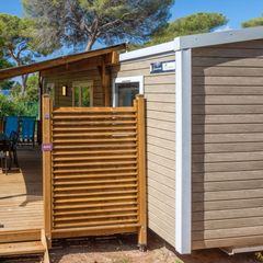 Camping Pas Cher vous présente avec son site Officiel campingpascher.fr, le Établissement Yelloh Village La Plage Du Dramont, situé sur la commune de Saint Raphael dans le département Var (Provence Alpes Côte D'azur) en France. L'établissement Yelloh Village La Plage Du Dramont vous propose un hébergement de type mobilhome de 33 m². L'établissement vous propose 14 autres types d'hébergements. Découvrez tous nos séjours à petits prix dans la commune et aux alentours de Saint Raphael du département : Var (Provence Alpes Côte D'azur).... En savoir plus : cliquez-ICI.