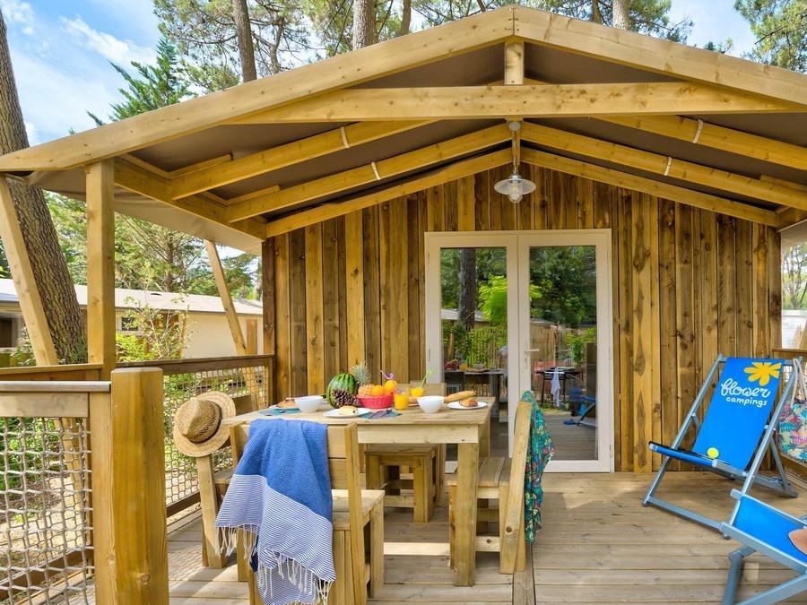 Camping Pas Cher vous présente avec son site Officiel campingpascher.fr, le Camping Flower Au Bois Des Biches classé 4 étoiles, situé sur la commune de Saint Hilaire De Riez dans le département Vendée (Pays De La Loire) en France. Le camping Flower Au Bois Des Biches, vous présente un hébergement de type lodge de 32 m² pour 4 personnes et télévision. Le camping Flower Au Bois Des Biches vous proposeun séjour PAS CHER avec une REMISEdu sam. 29 août au sam. 05 septembre 2026, en promotion à -41% pour 7 nuits à 309 € au lieu de 525,0 € soit une Économie de 216 €. Cette location propose 29 dates différentes pour réserver votre séjour. Découvrez également les 26 autres gammes d'hébergements du camping. Les Avis clients pour le Camping Flower Au Bois Des Biches sont excellents avec une note moyenne de 8 sur 10. Parc aquatique, Piscine couverte, Piscine extérieure, Animation ados, Animation enfants, Animations familiales, Club enfants, Aire de jeux enfants, Baby-foot, Canoë-kayak, Centre équestre, Court de tennis, Golf, Ping-pong, Pétanque, Salle de fitness, Salle de jeux vidéo, Structure gonflable enfants, Terrain de basketball, Terrain de football, Terrain de volley-ball, Terrain multisports, Bar, Dépôt de pain, Pizzeria, Plats à emporter, Restaurant, Snack/Bar, Supermarché, Épicerie,... En savoir plus : cliquez-ICI.