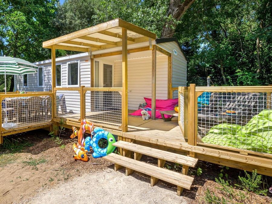 Camping Pas Cher vous présente avec son site Officiel campingpascher.fr, le Camping Flower Au Bois Des Biches classé 4 étoiles, situé sur la commune de Saint Hilaire De Riez dans le département Vendée (Pays De La Loire) en France. Le camping Flower Au Bois Des Biches, vous présente un hébergement de type mobil-home de 30 m² pour 6 personnes avec climatisation et télévision. Le camping Flower Au Bois Des Biches vous proposeun séjour PAS CHER avec une REMISEdu sam. 29 août au sam. 05 septembre 2026, en promotion à -44% pour 7 nuits à 309 € au lieu de 553,0 € soit une Économie de 244 €. Cette location propose 26 dates différentes pour réserver votre séjour. Découvrez également les 26 autres gammes d'hébergements du camping. Les Avis clients pour le Camping Flower Au Bois Des Biches sont excellents avec une note moyenne de 8 sur 10. Parc aquatique, Piscine couverte, Piscine extérieure, Animation ados, Animation enfants, Animations familiales, Club enfants, Aire de jeux enfants, Baby-foot, Canoë-kayak, Centre équestre, Court de tennis, Golf, Ping-pong, Pétanque, Salle de fitness, Salle de jeux vidéo, Structure gonflable enfants, Terrain de basketball, Terrain de football, Terrain de volley-ball, Terrain multisports, Bar, Dépôt de pain, Pizzeria, Plats à emporter, Restaurant, Snack/Bar, Supermarché, Épicerie,... En savoir plus : cliquez-ICI.