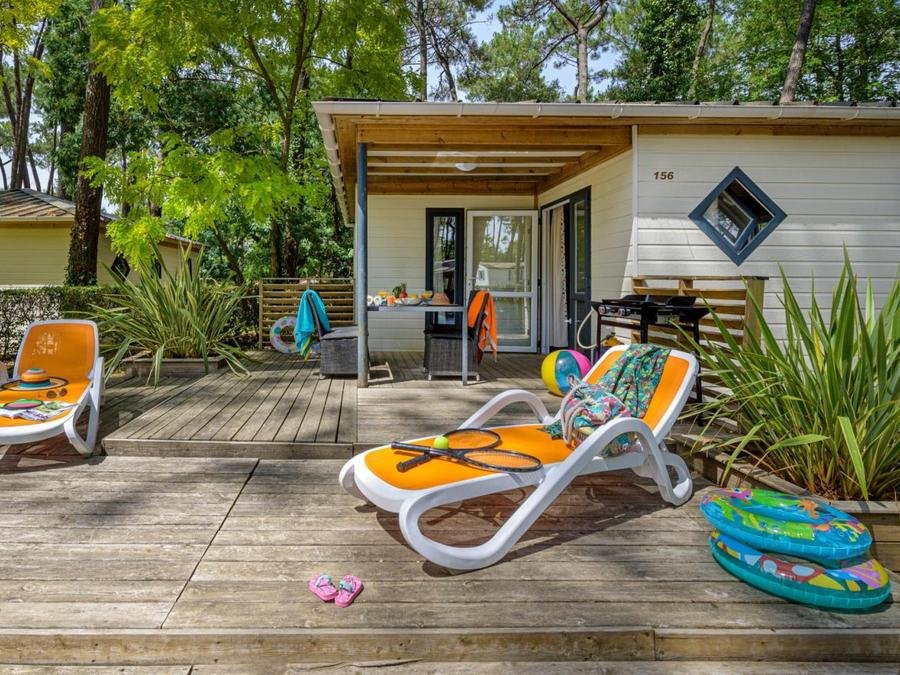 Camping Pas Cher vous présente avec son site Officiel campingpascher.fr, le Camping Flower Au Bois Des Biches classé 4 étoiles, situé sur la commune de Saint Hilaire De Riez dans le département Vendée (Pays De La Loire) en France. Le camping Flower Au Bois Des Biches, vous présente un hébergement de type chalet de 40 m² pour 6 personnes et télévision. Le camping Flower Au Bois Des Biches vous proposeun séjour PAS CHER avec une REMISEdu sam. 05 septembre au sam. 12 septembre 2026, en promotion à -41% pour 7 nuits à 309 € au lieu de 525,0 € soit une Économie de 216 €. Cette location propose 9 dates différentes pour réserver votre séjour. Découvrez également les 26 autres gammes d'hébergements du camping. Les Avis clients pour le Camping Flower Au Bois Des Biches sont excellents avec une note moyenne de 8 sur 10. Parc aquatique, Piscine couverte, Piscine extérieure, Animation ados, Animation enfants, Animations familiales, Club enfants, Aire de jeux enfants, Baby-foot, Canoë-kayak, Centre équestre, Court de tennis, Golf, Ping-pong, Pétanque, Salle de fitness, Salle de jeux vidéo, Structure gonflable enfants, Terrain de basketball, Terrain de football, Terrain de volley-ball, Terrain multisports, Bar, Dépôt de pain, Pizzeria, Plats à emporter, Restaurant, Snack/Bar, Supermarché, Épicerie,... En savoir plus : cliquez-ICI.