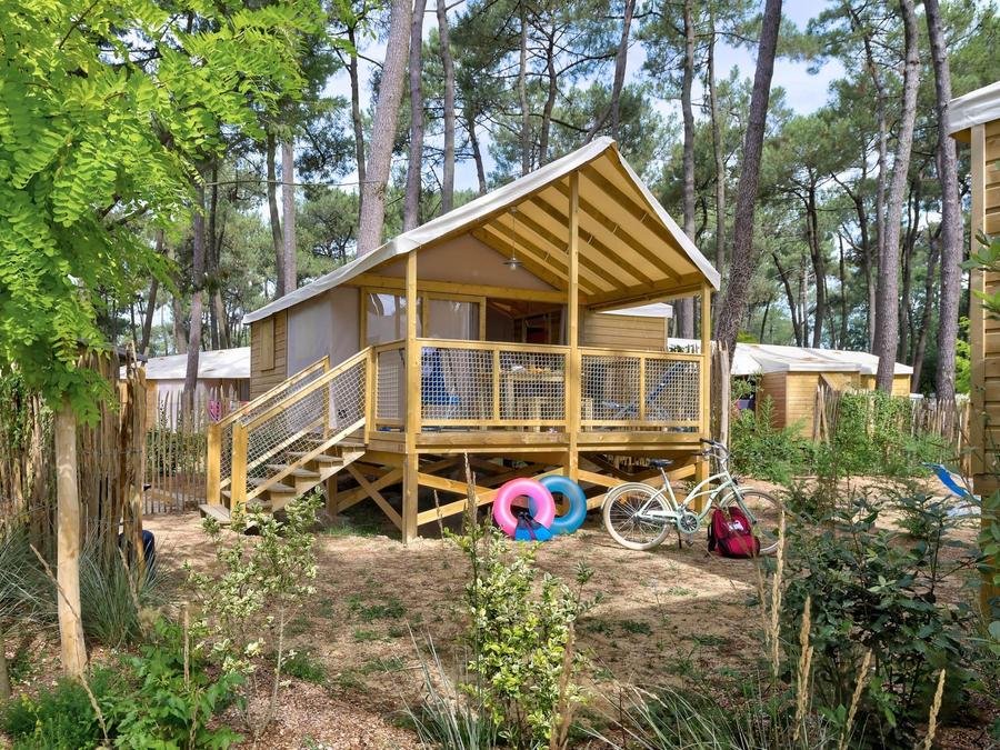 Camping Pas Cher vous présente avec son site Officiel campingpascher.fr, le Camping Flower Au Bois Des Biches classé 4 étoiles, situé sur la commune de Saint Hilaire De Riez dans le département Vendée (Pays De La Loire) en France. Le camping Flower Au Bois Des Biches, vous présente un hébergement de type lodge de 28 m² pour 5 personnes et télévision. Le camping Flower Au Bois Des Biches vous proposeun séjour PAS CHER avec une REMISEdu sam. 20 juin au sam. 27 juin 2026, en promotion à -40% pour 7 nuits à 239 € au lieu de 399,0 € soit une Économie de 160 €. Cette location propose 37 dates différentes pour réserver votre séjour. Découvrez également les 26 autres gammes d'hébergements du camping. Les Avis clients pour le Camping Flower Au Bois Des Biches sont excellents avec une note moyenne de 8 sur 10. Parc aquatique, Piscine couverte, Piscine extérieure, Animation ados, Animation enfants, Animations familiales, Club enfants, Aire de jeux enfants, Baby-foot, Canoë-kayak, Centre équestre, Court de tennis, Golf, Ping-pong, Pétanque, Salle de fitness, Salle de jeux vidéo, Structure gonflable enfants, Terrain de basketball, Terrain de football, Terrain de volley-ball, Terrain multisports, Bar, Dépôt de pain, Pizzeria, Plats à emporter, Restaurant, Snack/Bar, Supermarché, Épicerie,... En savoir plus : cliquez-ICI.