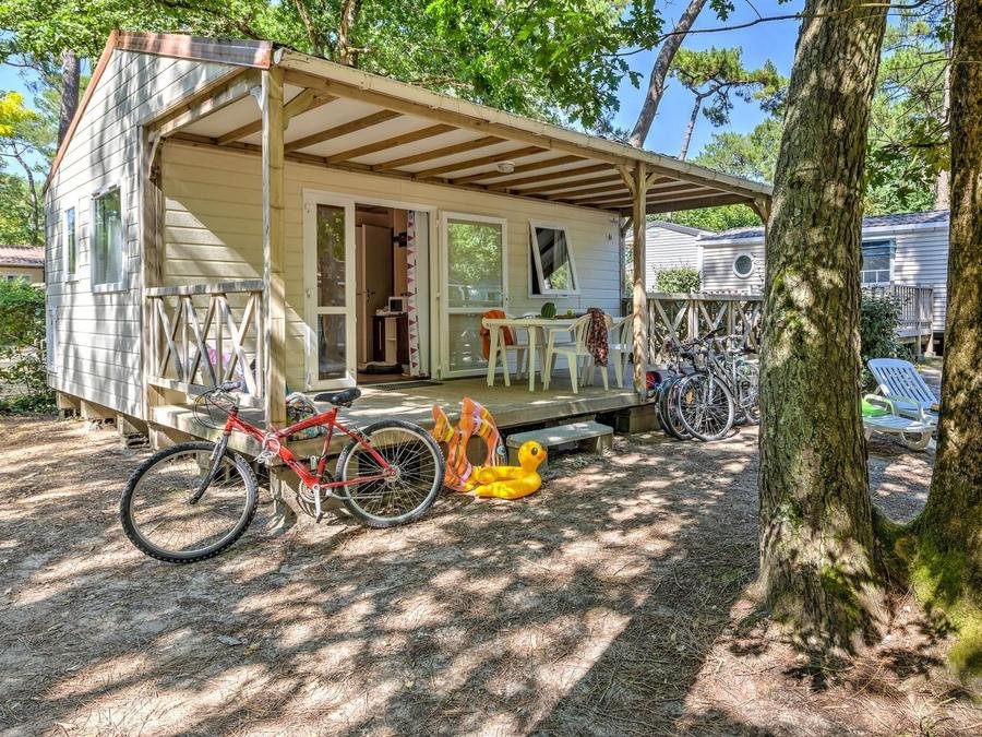 Camping Pas Cher vous présente avec son site Officiel campingpascher.fr, le Camping Flower Au Bois Des Biches classé 4 étoiles, situé sur la commune de Saint Hilaire De Riez dans le département Vendée (Pays De La Loire) en France. Le camping Flower Au Bois Des Biches, vous présente un hébergement de type chalet de 24 m² pour 4 personnes et télévision. Le camping Flower Au Bois Des Biches vous proposeun séjour PAS CHER avec une REMISEdu sam. 27 juin au sam. 04 juillet 2026, en promotion à -66% pour 7 nuits à 209 € au lieu de 630,0 € soit une Économie de 421 €. Cette location propose 55 dates différentes pour réserver votre séjour. Découvrez également les 26 autres gammes d'hébergements du camping. Les Avis clients pour le Camping Flower Au Bois Des Biches sont excellents avec une note moyenne de 8 sur 10. Parc aquatique, Piscine couverte, Piscine extérieure, Animation ados, Animation enfants, Animations familiales, Club enfants, Aire de jeux enfants, Baby-foot, Canoë-kayak, Centre équestre, Court de tennis, Golf, Ping-pong, Pétanque, Salle de fitness, Salle de jeux vidéo, Structure gonflable enfants, Terrain de basketball, Terrain de football, Terrain de volley-ball, Terrain multisports, Bar, Dépôt de pain, Pizzeria, Plats à emporter, Restaurant, Snack/Bar, Supermarché, Épicerie,... En savoir plus : cliquez-ICI.