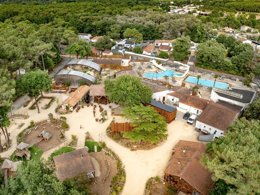 Camping Pas Cher vous présente avec son site Officiel campingpascher.fr, le Camping Flower Au Bois Des Biches classé 4 étoiles, situé sur la commune de Saint Hilaire De Riez dans le département Vendée (Pays De La Loire) en France. Le camping Flower Au Bois Des Biches, vous présente un hébergement de type lodge de 28 m² pour 5 personnes et télévision. Le camping Flower Au Bois Des Biches vous proposeun séjour PAS CHER avec une REMISEdu sam. 20 juin au sam. 27 juin 2026, en promotion à -40% pour 7 nuits à 239 € au lieu de 399,0 € soit une Économie de 160 €. Cette location propose 37 dates différentes pour réserver votre séjour. Découvrez également les 26 autres gammes d'hébergements du camping. Les Avis clients pour le Camping Flower Au Bois Des Biches sont excellents avec une note moyenne de 8 sur 10. Parc aquatique, Piscine couverte, Piscine extérieure, Animation ados, Animation enfants, Animations familiales, Club enfants, Aire de jeux enfants, Baby-foot, Canoë-kayak, Centre équestre, Court de tennis, Golf, Ping-pong, Pétanque, Salle de fitness, Salle de jeux vidéo, Structure gonflable enfants, Terrain de basketball, Terrain de football, Terrain de volley-ball, Terrain multisports, Bar, Dépôt de pain, Pizzeria, Plats à emporter, Restaurant, Snack/Bar, Supermarché, Épicerie,... En savoir plus : cliquez-ICI.