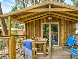 Camping Pas Cher vous présente avec son site Officiel campingpascher.fr, le Camping Flower Au Bois Des Biches classé 4 étoiles, situé sur la commune de Saint Hilaire De Riez dans le département Vendée (Pays De La Loire) en France. Le camping Flower Au Bois Des Biches, vous présente un hébergement de type lodge de 32 m² pour 4 personnes et télévision. Le camping Flower Au Bois Des Biches vous proposeun séjour PAS CHER avec une REMISEdu sam. 27 juin au sam. 04 juillet 2026, en promotion à -57% pour 7 nuits à 309 € au lieu de 735,0 € soit une Économie de 426 €. Cette location propose 119 dates différentes pour réserver votre séjour. Découvrez également les 24 autres gammes d'hébergements du camping. Les Avis clients pour le Camping Flower Au Bois Des Biches sont excellents avec une note moyenne de 8 sur 10. Parc aquatique, Piscine couverte, Piscine extérieure, Animation ados, Animation enfants, Animations familiales, Club enfants, Aire de jeux enfants, Baby-foot, Canoë-kayak, Centre équestre, Court de tennis, Golf, Ping-pong, Pétanque, Salle de fitness, Salle de jeux vidéo, Structure gonflable enfants, Terrain de basketball, Terrain de football, Terrain de volley-ball, Terrain multisports, Bar, Dépôt de pain, Pizzeria, Plats à emporter, Restaurant, Snack/Bar, Supermarché, Épicerie,... En savoir plus : cliquez-ICI.