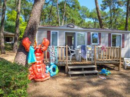 Camping Pas Cher vous présente avec son site Officiel campingpascher.fr, le Camping Flower Au Bois Des Biches classé 4 étoiles, situé sur la commune de Saint Hilaire De Riez dans le département Vendée (Pays De La Loire) en France. Le camping Flower Au Bois Des Biches, vous présente un hébergement de type mobil-home de 30 m². Le camping Flower Au Bois Des Biches vous proposeun séjour PAS CHER avec une REMISEdu sam. 27 juin au sam. 04 juillet 2026, en promotion à -63% pour 7 nuits à 219 € au lieu de 595,0 € soit une Économie de 376 €. Cette location propose 111 dates différentes pour réserver votre séjour. Découvrez également les 24 autres gammes d'hébergements du camping. Les Avis clients pour le Camping Flower Au Bois Des Biches sont excellents avec une note moyenne de 8 sur 10. Parc aquatique, Piscine couverte, Piscine extérieure, Animation ados, Animation enfants, Animations familiales, Club enfants, Aire de jeux enfants, Baby-foot, Canoë-kayak, Centre équestre, Court de tennis, Golf, Ping-pong, Pétanque, Salle de fitness, Salle de jeux vidéo, Structure gonflable enfants, Terrain de basketball, Terrain de football, Terrain de volley-ball, Terrain multisports, Bar, Dépôt de pain, Pizzeria, Plats à emporter, Restaurant, Snack/Bar, Supermarché, Épicerie,... En savoir plus : cliquez-ICI.