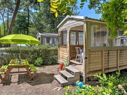 Camping Pas Cher vous présente avec son site Officiel campingpascher.fr, le Camping Flower Au Bois Des Biches classé 4 étoiles, situé sur la commune de Saint Hilaire De Riez dans le département Vendée (Pays De La Loire) en France. Le camping Flower Au Bois Des Biches, vous présente un hébergement de type bungalow toilé de 19 m² pour 5 personnes. Le camping Flower Au Bois Des Biches vous proposeun séjour PAS CHER avec une REMISEdu sam. 27 juin au sam. 04 juillet 2026, en promotion à -52% pour 7 nuits à 199 € au lieu de 420,0 € soit une Économie de 221 €. Cette location propose 111 dates différentes pour réserver votre séjour. Découvrez également les 24 autres gammes d'hébergements du camping. Les Avis clients pour le Camping Flower Au Bois Des Biches sont excellents avec une note moyenne de 8 sur 10. Parc aquatique, Piscine couverte, Piscine extérieure, Animation ados, Animation enfants, Animations familiales, Club enfants, Aire de jeux enfants, Baby-foot, Canoë-kayak, Centre équestre, Court de tennis, Golf, Ping-pong, Pétanque, Salle de fitness, Salle de jeux vidéo, Structure gonflable enfants, Terrain de basketball, Terrain de football, Terrain de volley-ball, Terrain multisports, Bar, Dépôt de pain, Pizzeria, Plats à emporter, Restaurant, Snack/Bar, Supermarché, Épicerie,... En savoir plus : cliquez-ICI.