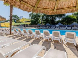 Camping Pas Cher vous présente avec son site Officiel campingpascher.fr, le Camping Flower Au Bois Des Biches classé 4 étoiles, situé sur la commune de Saint Hilaire De Riez dans le département Vendée (Pays De La Loire) en France. Le camping Flower Au Bois Des Biches, vous présente un hébergement de type mobil-home de 26 m² pour 4 personnes. Le camping Flower Au Bois Des Biches vous proposeun séjour PAS CHER avec une REMISEdu sam. 27 juin au sam. 04 juillet 2026, en promotion à -62% pour 7 nuits à 209 € au lieu de 560,0 € soit une Économie de 351 €. Cette location propose 111 dates différentes pour réserver votre séjour. Découvrez également les 24 autres gammes d'hébergements du camping. Les Avis clients pour le Camping Flower Au Bois Des Biches sont excellents avec une note moyenne de 8 sur 10. Parc aquatique, Piscine couverte, Piscine extérieure, Animation ados, Animation enfants, Animations familiales, Club enfants, Aire de jeux enfants, Baby-foot, Canoë-kayak, Centre équestre, Court de tennis, Golf, Ping-pong, Pétanque, Salle de fitness, Salle de jeux vidéo, Structure gonflable enfants, Terrain de basketball, Terrain de football, Terrain de volley-ball, Terrain multisports, Bar, Dépôt de pain, Pizzeria, Plats à emporter, Restaurant, Snack/Bar, Supermarché, Épicerie,... En savoir plus : cliquez-ICI.