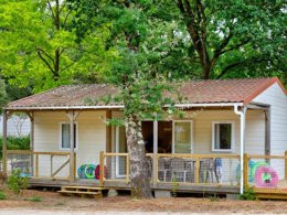 Camping Pas Cher vous présente avec son site Officiel campingpascher.fr, le Camping Flower Au Bois Des Biches classé 4 étoiles, situé sur la commune de Saint Hilaire De Riez dans le département Vendée (Pays De La Loire) en France. Le camping Flower Au Bois Des Biches, vous présente un hébergement de type chalet de 30 m² pour 7 personnes avec climatisation et télévision. Le camping Flower Au Bois Des Biches vous proposeun séjour PAS CHER avec une REMISEdu mardi 19 mai au mardi 26 mai 2026, en promotion à -54% pour 7 nuits à 309 € au lieu de 674,0 € soit une Économie de 365 €. Cette location propose 72 dates différentes pour réserver votre séjour. Découvrez également les 24 autres gammes d'hébergements du camping. Les Avis clients pour le Camping Flower Au Bois Des Biches sont excellents avec une note moyenne de 8 sur 10. Parc aquatique, Piscine couverte, Piscine extérieure, Animation ados, Animation enfants, Animations familiales, Club enfants, Aire de jeux enfants, Baby-foot, Canoë-kayak, Centre équestre, Court de tennis, Golf, Ping-pong, Pétanque, Salle de fitness, Salle de jeux vidéo, Structure gonflable enfants, Terrain de basketball, Terrain de football, Terrain de volley-ball, Terrain multisports, Bar, Dépôt de pain, Pizzeria, Plats à emporter, Restaurant, Snack/Bar, Supermarché, Épicerie,... En savoir plus : cliquez-ICI.