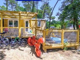 Camping Pas Cher vous présente avec son site Officiel campingpascher.fr, le Camping Flower Au Bois Des Biches classé 4 étoiles, situé sur la commune de Saint Hilaire De Riez dans le département Vendée (Pays De La Loire) en France. Le camping Flower Au Bois Des Biches, vous présente un hébergement de type mobil-home de 28 m² pour 5 personnes avec climatisation et télévision. Le camping Flower Au Bois Des Biches vous proposeun séjour PAS CHER avec une REMISEdu sam. 27 juin au sam. 04 juillet 2026, en promotion à -60% pour 7 nuits à 289 € au lieu de 735,0 € soit une Économie de 446 €. Cette location propose 99 dates différentes pour réserver votre séjour. Découvrez également les 24 autres gammes d'hébergements du camping. Les Avis clients pour le Camping Flower Au Bois Des Biches sont excellents avec une note moyenne de 8 sur 10. Parc aquatique, Piscine couverte, Piscine extérieure, Animation ados, Animation enfants, Animations familiales, Club enfants, Aire de jeux enfants, Baby-foot, Canoë-kayak, Centre équestre, Court de tennis, Golf, Ping-pong, Pétanque, Salle de fitness, Salle de jeux vidéo, Structure gonflable enfants, Terrain de basketball, Terrain de football, Terrain de volley-ball, Terrain multisports, Bar, Dépôt de pain, Pizzeria, Plats à emporter, Restaurant, Snack/Bar, Supermarché, Épicerie,... En savoir plus : cliquez-ICI.