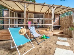 Camping Pas Cher vous présente avec son site Officiel campingpascher.fr, le Camping Flower Au Bois Des Biches classé 4 étoiles, situé sur la commune de Saint Hilaire De Riez dans le département Vendée (Pays De La Loire) en France. Le camping Flower Au Bois Des Biches, vous présente un hébergement de type mobil-home de 33 m² pour 6 personnes avec climatisation et télévision. Le camping Flower Au Bois Des Biches vous proposeun séjour PAS CHER avec une REMISEdu sam. 27 juin au sam. 04 juillet 2026, en promotion à -62% pour 7 nuits à 329 € au lieu de 882,0 € soit une Économie de 553 €. Cette location propose 100 dates différentes pour réserver votre séjour. Découvrez également les 24 autres gammes d'hébergements du camping. Les Avis clients pour le Camping Flower Au Bois Des Biches sont excellents avec une note moyenne de 8 sur 10. Parc aquatique, Piscine couverte, Piscine extérieure, Animation ados, Animation enfants, Animations familiales, Club enfants, Aire de jeux enfants, Baby-foot, Canoë-kayak, Centre équestre, Court de tennis, Golf, Ping-pong, Pétanque, Salle de fitness, Salle de jeux vidéo, Structure gonflable enfants, Terrain de basketball, Terrain de football, Terrain de volley-ball, Terrain multisports, Bar, Dépôt de pain, Pizzeria, Plats à emporter, Restaurant, Snack/Bar, Supermarché, Épicerie,... En savoir plus : cliquez-ICI.