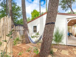 Camping Pas Cher vous présente avec son site Officiel campingpascher.fr, le Camping Flower Au Bois Des Biches classé 4 étoiles, situé sur la commune de Saint Hilaire De Riez dans le département Vendée (Pays De La Loire) en France. Le camping Flower Au Bois Des Biches, vous présente un hébergement de type chalet de 32 m² pour 7 personnes avec climatisation et télévision. Le camping Flower Au Bois Des Biches vous proposeun séjour PAS CHER avec une REMISEdu sam. 27 juin au sam. 04 juillet 2026, en promotion à -62% pour 7 nuits à 329 € au lieu de 882,0 € soit une Économie de 553 €. Cette location propose 89 dates différentes pour réserver votre séjour. Découvrez également les 24 autres gammes d'hébergements du camping. Les Avis clients pour le Camping Flower Au Bois Des Biches sont excellents avec une note moyenne de 8 sur 10. Parc aquatique, Piscine couverte, Piscine extérieure, Animation ados, Animation enfants, Animations familiales, Club enfants, Aire de jeux enfants, Baby-foot, Canoë-kayak, Centre équestre, Court de tennis, Golf, Ping-pong, Pétanque, Salle de fitness, Salle de jeux vidéo, Structure gonflable enfants, Terrain de basketball, Terrain de football, Terrain de volley-ball, Terrain multisports, Bar, Dépôt de pain, Pizzeria, Plats à emporter, Restaurant, Snack/Bar, Supermarché, Épicerie,... En savoir plus : cliquez-ICI.