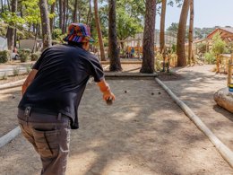 Camping Pas Cher vous présente avec son site Officiel campingpascher.fr, le Camping Flower Au Bois Des Biches classé 4 étoiles, situé sur la commune de Saint Hilaire De Riez dans le département Vendée (Pays De La Loire) en France. Le camping Flower Au Bois Des Biches, vous présente un hébergement de type tente de 16 m² pour 4 personnes. Le camping Flower Au Bois Des Biches vous proposeun séjour PAS CHER avec une REMISEdu sam. 27 juin au sam. 04 juillet 2026, en promotion à -52% pour 7 nuits à 199 € au lieu de 420,0 € soit une Économie de 221 €. Cette location propose 97 dates différentes pour réserver votre séjour. Découvrez également les 24 autres gammes d'hébergements du camping. Les Avis clients pour le Camping Flower Au Bois Des Biches sont excellents avec une note moyenne de 8 sur 10. Parc aquatique, Piscine couverte, Piscine extérieure, Animation ados, Animation enfants, Animations familiales, Club enfants, Aire de jeux enfants, Baby-foot, Canoë-kayak, Centre équestre, Court de tennis, Golf, Ping-pong, Pétanque, Salle de fitness, Salle de jeux vidéo, Structure gonflable enfants, Terrain de basketball, Terrain de football, Terrain de volley-ball, Terrain multisports, Bar, Dépôt de pain, Pizzeria, Plats à emporter, Restaurant, Snack/Bar, Supermarché, Épicerie,... En savoir plus : cliquez-ICI.