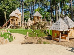 Camping Pas Cher vous présente avec son site Officiel campingpascher.fr, le Camping Flower Au Bois Des Biches classé 4 étoiles, situé sur la commune de Saint Hilaire De Riez dans le département Vendée (Pays De La Loire) en France. Le camping Flower Au Bois Des Biches, vous présente un hébergement de type chalet de 32 m² pour 7 personnes. Le camping Flower Au Bois Des Biches vous proposeun séjour PAS CHER avec une REMISEdu sam. 27 juin au sam. 04 juillet 2026, en promotion à -67% pour 7 nuits à 219 € au lieu de 665,0 € soit une Économie de 446 €. Cette location propose 107 dates différentes pour réserver votre séjour. Découvrez également les 24 autres gammes d'hébergements du camping. Les Avis clients pour le Camping Flower Au Bois Des Biches sont excellents avec une note moyenne de 8 sur 10. Parc aquatique, Piscine couverte, Piscine extérieure, Animation ados, Animation enfants, Animations familiales, Club enfants, Aire de jeux enfants, Baby-foot, Canoë-kayak, Centre équestre, Court de tennis, Golf, Ping-pong, Pétanque, Salle de fitness, Salle de jeux vidéo, Structure gonflable enfants, Terrain de basketball, Terrain de football, Terrain de volley-ball, Terrain multisports, Bar, Dépôt de pain, Pizzeria, Plats à emporter, Restaurant, Snack/Bar, Supermarché, Épicerie,... En savoir plus : cliquez-ICI.