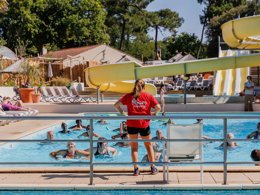 Camping Pas Cher vous présente avec son site Officiel campingpascher.fr, le Camping Flower Au Bois Des Biches classé 4 étoiles, situé sur la commune de Saint Hilaire De Riez dans le département Vendée (Pays De La Loire) en France. Le camping Flower Au Bois Des Biches, vous présente un hébergement de type lodge de 32 m² pour 4 personnes et télévision. Le camping Flower Au Bois Des Biches vous proposeun séjour PAS CHER avec une REMISEdu sam. 27 juin au sam. 04 juillet 2026, en promotion à -57% pour 7 nuits à 309 € au lieu de 735,0 € soit une Économie de 426 €. Cette location propose 119 dates différentes pour réserver votre séjour. Découvrez également les 24 autres gammes d'hébergements du camping. Les Avis clients pour le Camping Flower Au Bois Des Biches sont excellents avec une note moyenne de 8 sur 10. Parc aquatique, Piscine couverte, Piscine extérieure, Animation ados, Animation enfants, Animations familiales, Club enfants, Aire de jeux enfants, Baby-foot, Canoë-kayak, Centre équestre, Court de tennis, Golf, Ping-pong, Pétanque, Salle de fitness, Salle de jeux vidéo, Structure gonflable enfants, Terrain de basketball, Terrain de football, Terrain de volley-ball, Terrain multisports, Bar, Dépôt de pain, Pizzeria, Plats à emporter, Restaurant, Snack/Bar, Supermarché, Épicerie,... En savoir plus : cliquez-ICI.