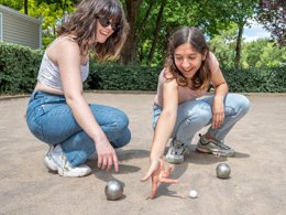 Camping Pas Cher vous présente avec son site Officiel campingpascher.fr, le Camping Flower Au Bois Des Biches classé 4 étoiles, situé sur la commune de Saint Hilaire De Riez dans le département Vendée (Pays De La Loire) en France. Le camping Flower Au Bois Des Biches, vous présente un hébergement de type chalet de 32 m² pour 7 personnes avec climatisation et télévision. Le camping Flower Au Bois Des Biches vous proposeun séjour PAS CHER avec une REMISEdu sam. 27 juin au sam. 04 juillet 2026, en promotion à -62% pour 7 nuits à 329 € au lieu de 882,0 € soit une Économie de 553 €. Cette location propose 89 dates différentes pour réserver votre séjour. Découvrez également les 24 autres gammes d'hébergements du camping. Les Avis clients pour le Camping Flower Au Bois Des Biches sont excellents avec une note moyenne de 8 sur 10. Parc aquatique, Piscine couverte, Piscine extérieure, Animation ados, Animation enfants, Animations familiales, Club enfants, Aire de jeux enfants, Baby-foot, Canoë-kayak, Centre équestre, Court de tennis, Golf, Ping-pong, Pétanque, Salle de fitness, Salle de jeux vidéo, Structure gonflable enfants, Terrain de basketball, Terrain de football, Terrain de volley-ball, Terrain multisports, Bar, Dépôt de pain, Pizzeria, Plats à emporter, Restaurant, Snack/Bar, Supermarché, Épicerie,... En savoir plus : cliquez-ICI.